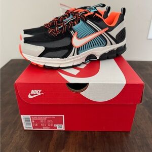 Women's Nike Zoom Vomero 5 Premium Sneakers FZ3963-010 ‘Light Bone’